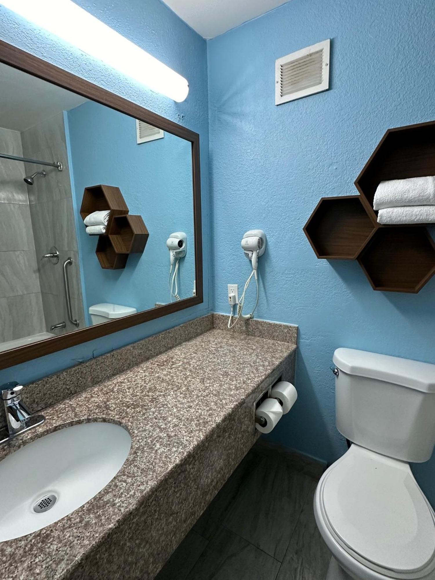 Hometowne Studios By Red Roof Richmond, Va - W Broad St Dumbarton المظهر الخارجي الصورة